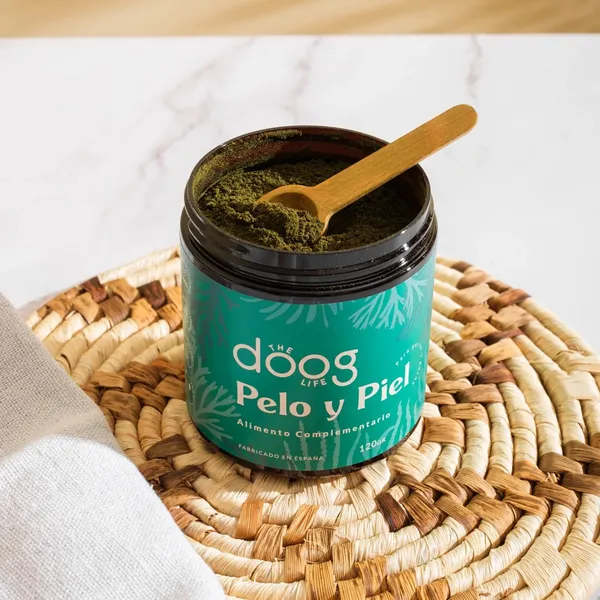 Suplemento natural 'Pelo y Piel' de The Doog Life, un alimento complementario en polvo para mejorar la salud del pelaje y la piel de los perros