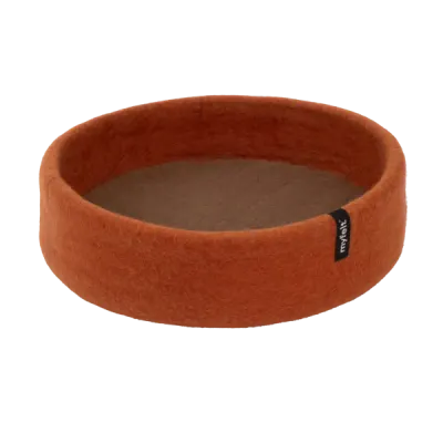 Thumbnail 400x400 for Cama redonda para perros hecha de fieltro sostenible en color terracota, con diseño minimalista y etiqueta de la marca. Ideal para el descanso y confort canino con materiales ecológicos.