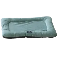 Thumbnail 200x200 for Cama ortopédica para perros de color verde suave con diseño rectangular y bordes acolchados elevados. La superficie es lisa y parece estar hecha de un material aterciopelado. En la parte frontal, tiene una etiqueta negra con el logo y el nombre "LIFEAPP". La base es de color oscuro, contrastando con el tono claro de la parte superior. La cama transmite una sensación de confort y soporte ortopédico.
