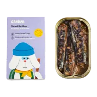 Thumbnail 200x200 for Lata abierta de sardinas naturales en conserva para perros junto a su empaque de la marca Canumi. El envase es de color lila con ilustración de un perro blanco con gorro azul y bufanda amarilla, destacando que el producto es un alimento complementario natural rico en Omega 3 y 6.
