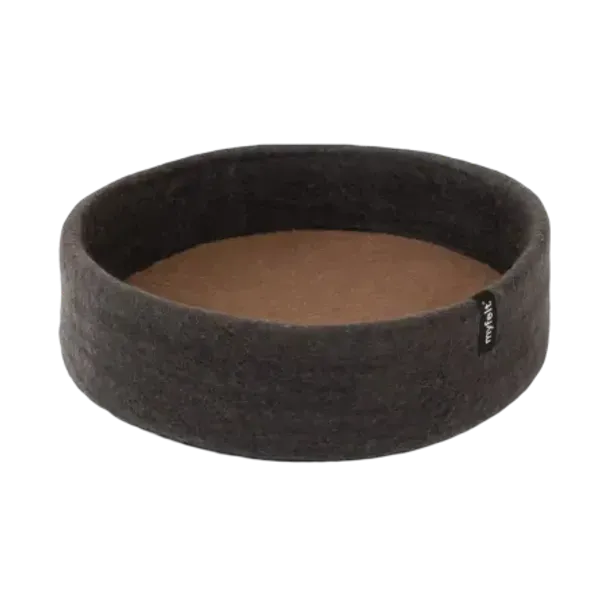 Cama redonda para perros hecha de fieltro con exterior antracita y base interior marrón, con un diseño minimalista y etiqueta de la marca Myfelt