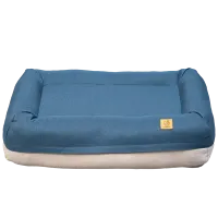 Thumbnail 200x200 for Cama ortopédica para perros de color azul, fabricada con materiales reciclados y diseño ergonómico. Incluye bordes acolchados y una etiqueta con el logotipo, proporcionando confort y soporte articular.