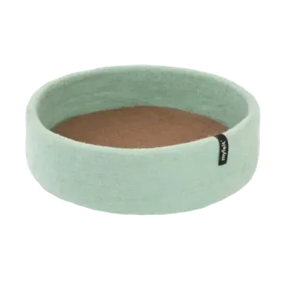 Thumbnail 400x400 for Cama redonda para perros hecha de fieltro con exterior verde menta y base interior marrón, con un diseño minimalista y etiqueta de la marca Myfelt.