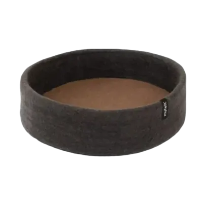 Thumbnail 400x400 for Cama redonda para perros hecha de fieltro con exterior antracita y base interior marrón, con un diseño minimalista y etiqueta de la marca Myfelt