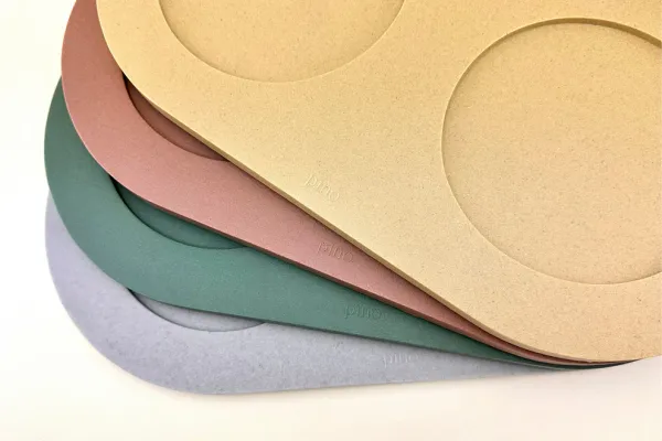 Bases sostenibles para comedero y bebedero de perro en varios colores. Diseño antideslizante, fabricadas a mano con materiales naturales.