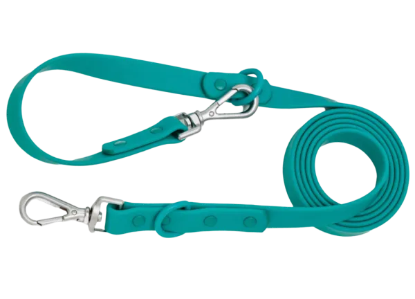 Correa multiposición impermeable para perros en color turquesa, con mosquetones metálicos y longitud ajustable.