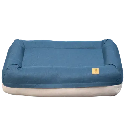 Thumbnail 400x400 for Cama ortopédica para perros de color azul, fabricada con materiales reciclados y diseño ergonómico. Incluye bordes acolchados y una etiqueta con el logotipo, proporcionando confort y soporte articular.