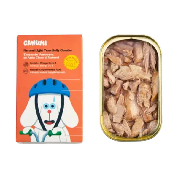 Envase y lata de conserva de atún claro natural para perros, presentado en un paquete colorido con una ilustración de un perro con casco azul. El contenido muestra trozos de atún claro en su interior, ideal para complementar la dieta BARF o natural de los perros.