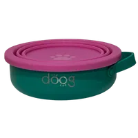 Thumbnail 200x200 for Cuenco para perros de la marca Doog completamente plegado, en color verde con tapa de silicona rosa, compacto y fácil de transportar para salidas, viajes o excursiones con tu perro.