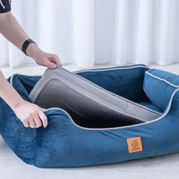 Detalle del núcleo ortopédico desmontable de la cama para perros, mostrando la facilidad de limpieza y el soporte ergonómico.