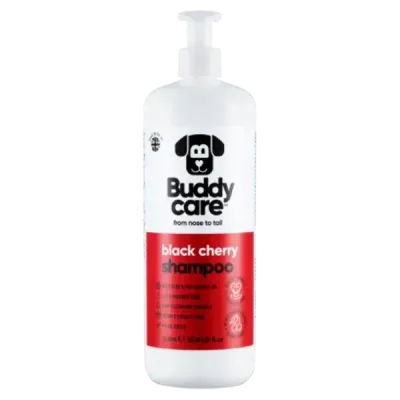 Thumbnail 400x400 for Botella de champú para perros de 500 ml de la marca Buddycare con aroma a cereza negra. El diseño incluye un dispensador de bomba y un etiquetado en colores blanco y rojo que resalta las propiedades del producto: fórmula vegana, libre de sulfatos y parabenos, cruelty-free y adecuada para el cuidado del pelaje canino. Ideal para una limpieza suave y respetuosa.