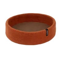 Thumbnail 200x200 for Cama redonda para perros hecha de fieltro sostenible en color terracota, con diseño minimalista y etiqueta de la marca. Ideal para el descanso y confort canino con materiales ecológicos.