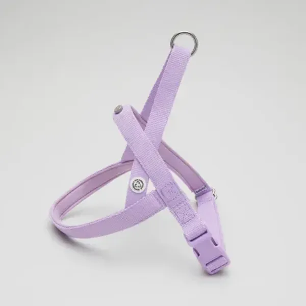 Arnés sostenible y ergonómico para perros en color lila con diseño en forma de X, fabricado con materiales reciclados y acolchado para mayor comodidad.
