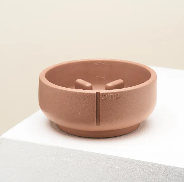 Cuenco antivoracidad para perros pequeños en color terracota cálido. Diseño artesanal con relieve para ralentizar la comida y promover hábitos saludables. Hecho con materiales duraderos y respetuosos con el medio ambiente.