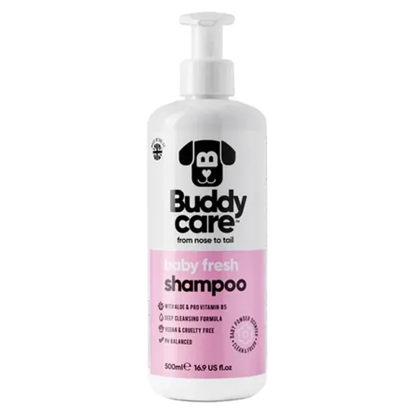 Botella de champú para perros de 500 ml de la marca Buddycare con aroma a frescura de bebe. El diseño incluye un dispensador de bomba y un etiquetado en colores blanco y rosa que resalta las propiedades del producto: fórmula vegana, libre de sulfatos y parabenos, cruelty-free y adecuada para el cuidado del pelaje canino. Ideal para una limpieza suave y respetuosa.