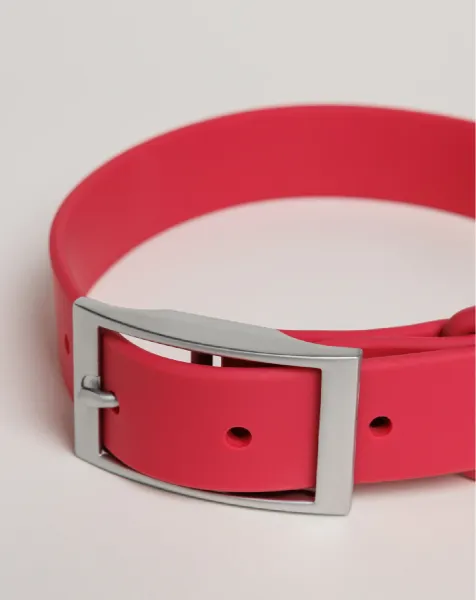 Collar impermeable para perros color fucsia, talla S, con hebilla metálica resistente. Diseño sostenible y fácil de limpiar.