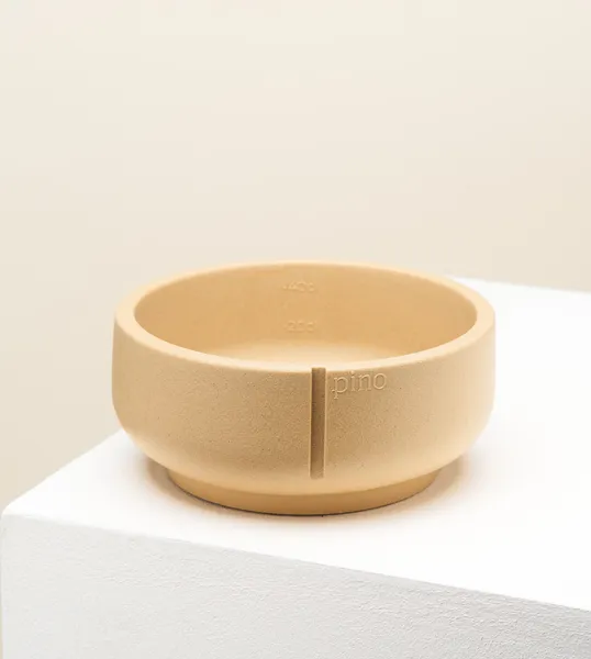 Bol ecológico para perros en marrón camel, resistente y antideslizante. Perfecto para comida o agua diaria.