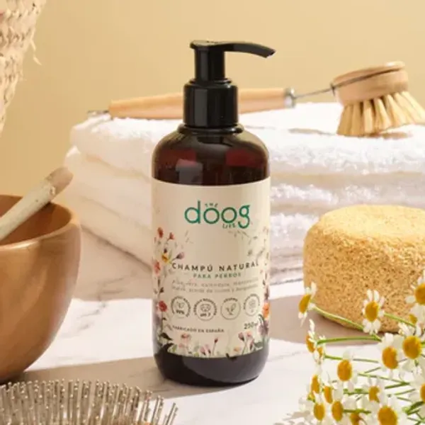  Botella de champú natural para perros de 250 ml de la marca The Doog Life. Diseño ecológico con dosificador, fabricado en España y enriquecido con ingredientes 100% naturales como aloe vera y aceites esenciales. Ideal para pieles sensibles y todo tipo de pelajes.
