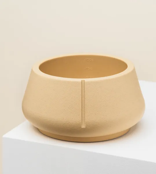 Cuenco sostenible para perros de orejas largas en color Camel Brown, hecho a mano con materiales resistentes. Diseño ergonómico que evita infecciones y mantiene las orejas limpias.